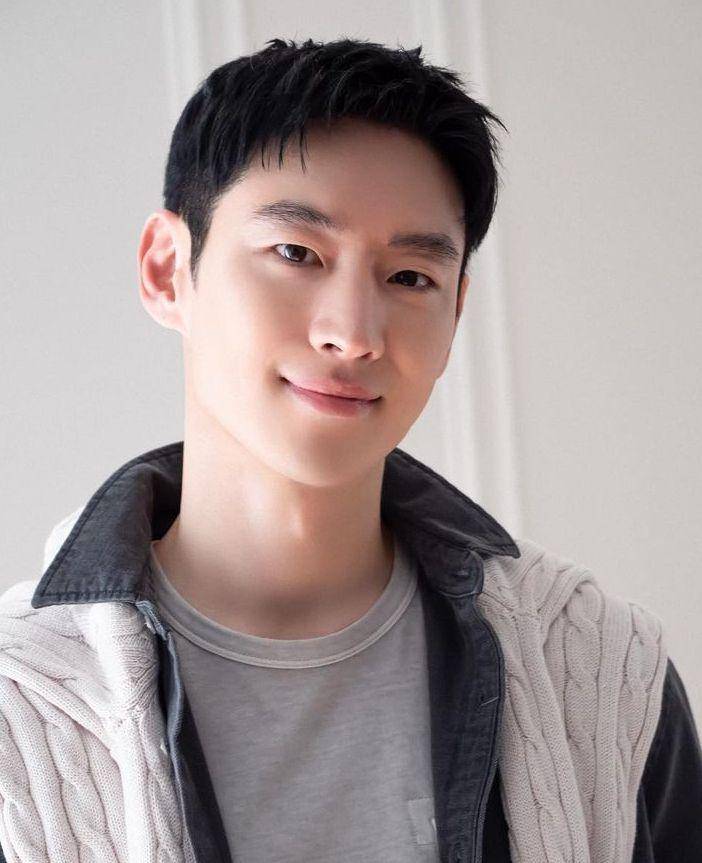 Lee Je Hoon (instagram.com/leejehoon_official)