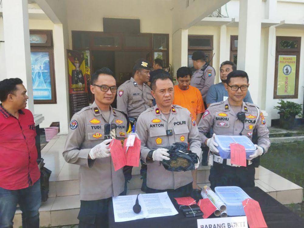 Konferensi pers kurir narkoba 2 kilogram di Polsek Lowokwaru. (IDN Times/Rizal Adhi Pratama)