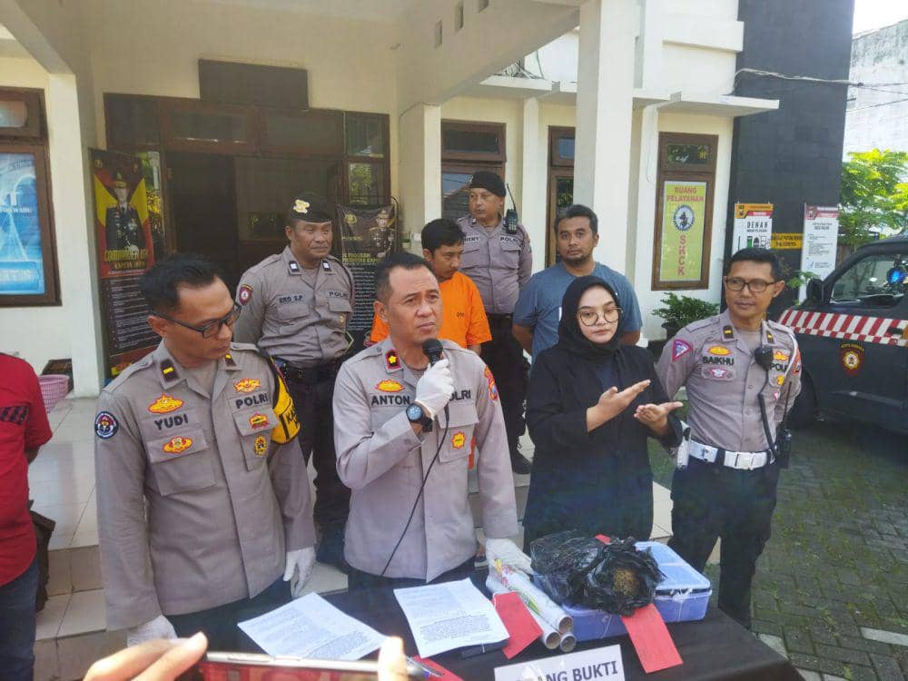 Konferensi pers kurir narkoba 2 kilogram di Polsek Lowokwaru. (IDN Times/Rizal Adhi Pratama)