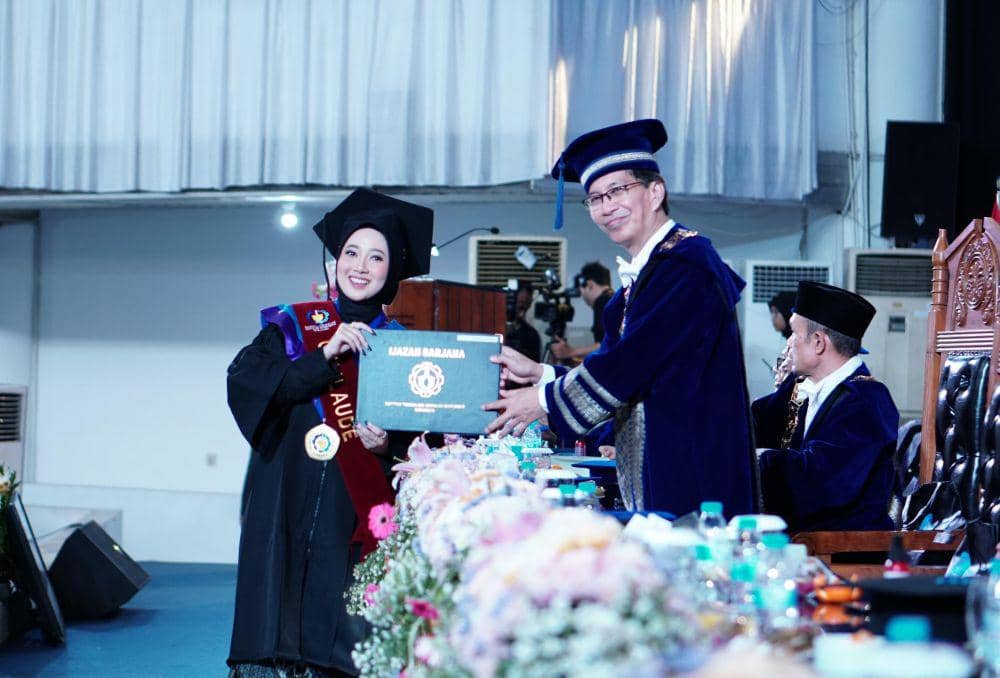 Kartini Masa Kini: Difabel Rungu Lulus Cumlaude Hanya Butuh 3,5 Tahun