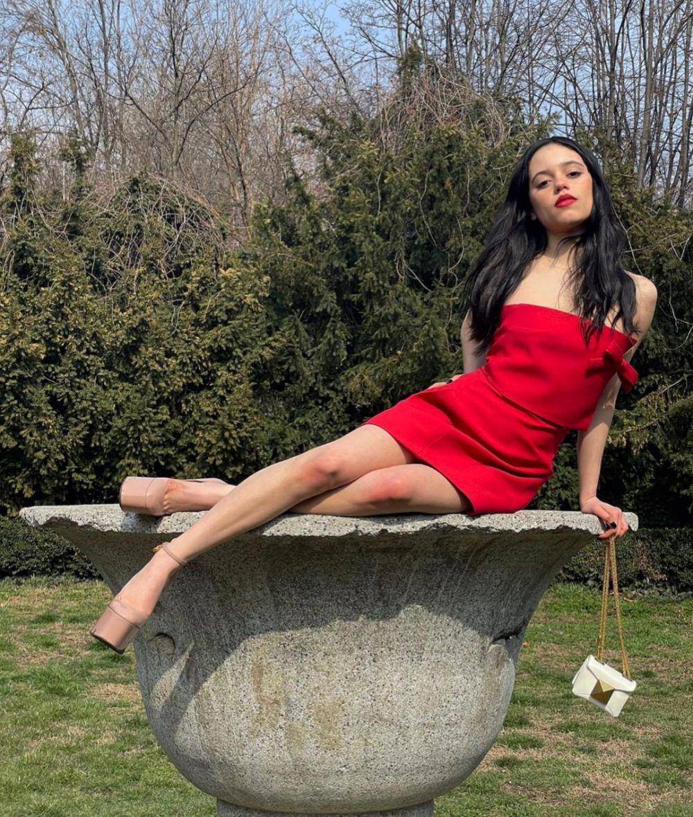 Minimalist glam looks ala seleb Hollywood (Instagram.com/jennaortega)