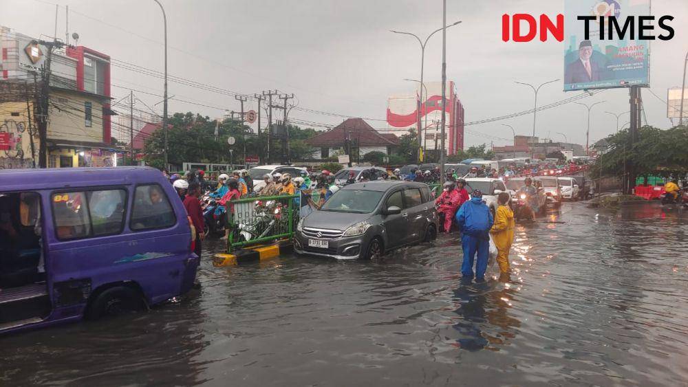 Kamacetan yang disbabkan banjir yang terjadi di Jalan Arif Rahman Hakim, Beji, Depok. (IDNTimes/Dicky)