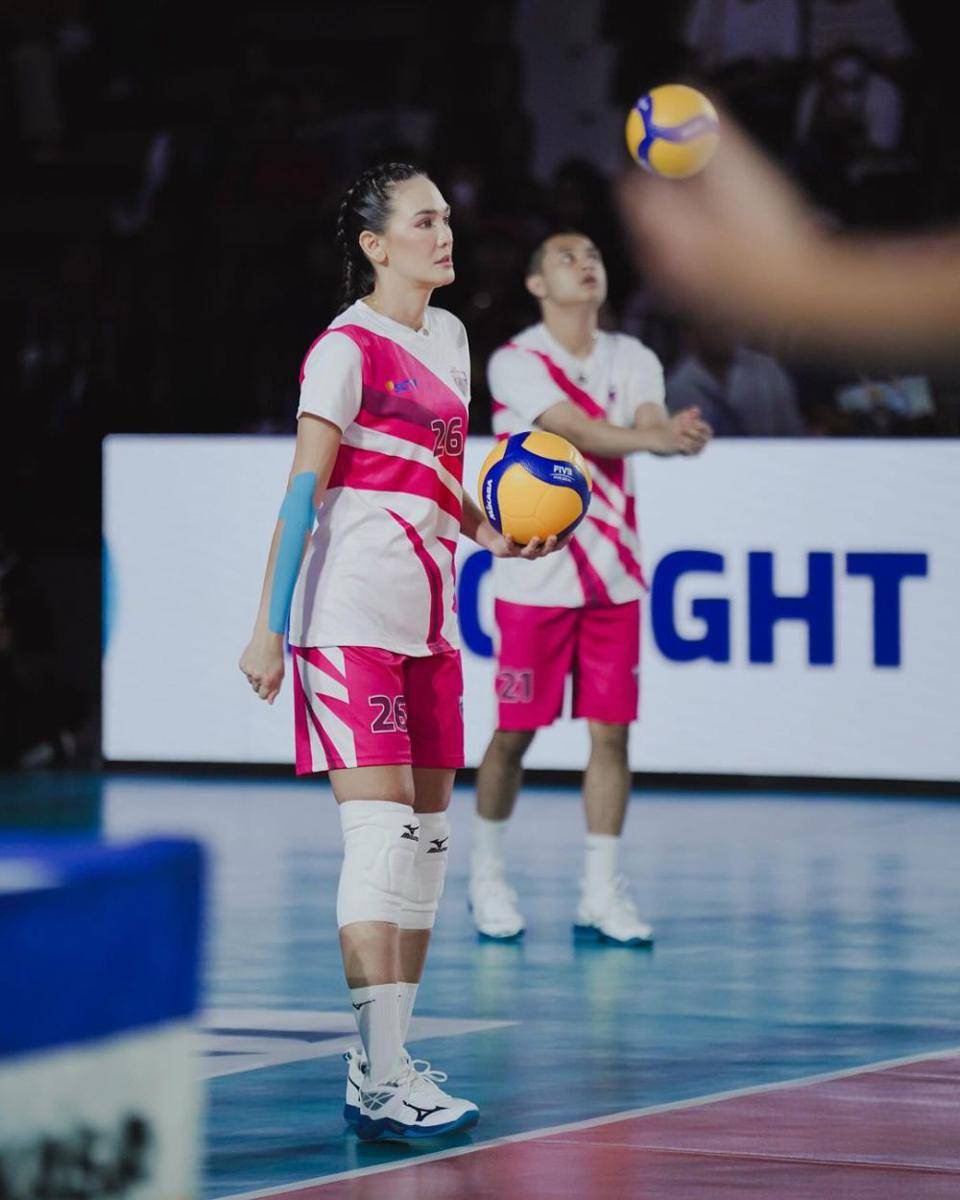 potret Luna Maya main voli (instagram.com/lunamaya)