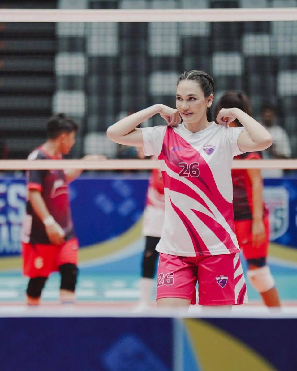 potret Luna Maya main voli (instagram.com/lunamaya)