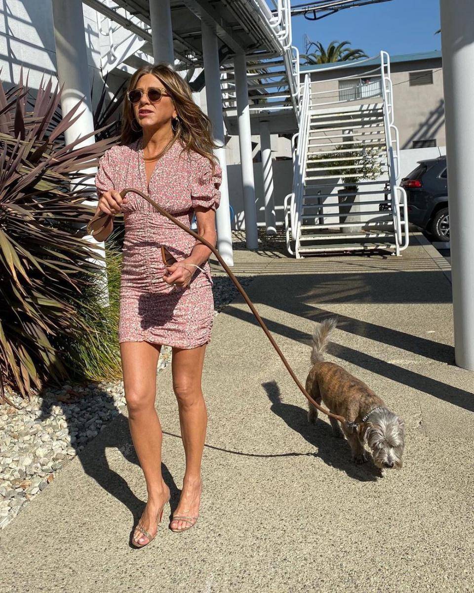 Minimalist glam looks ala seleb Hollywood (Instagram.com/jenniferaniston)