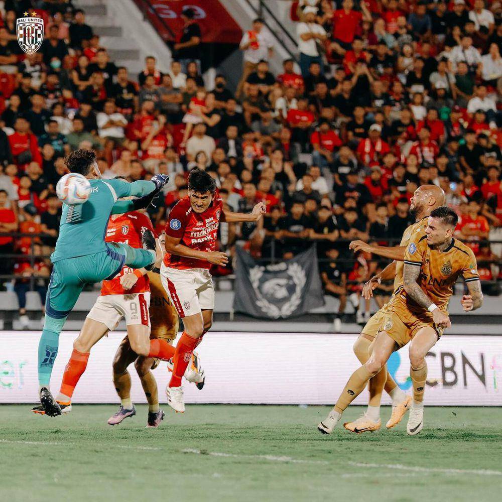 Jalannya pertandingan antara Bali United (merah) dan Bhayangkara FC (kuning). (Instagram.com/baliunitedfc)