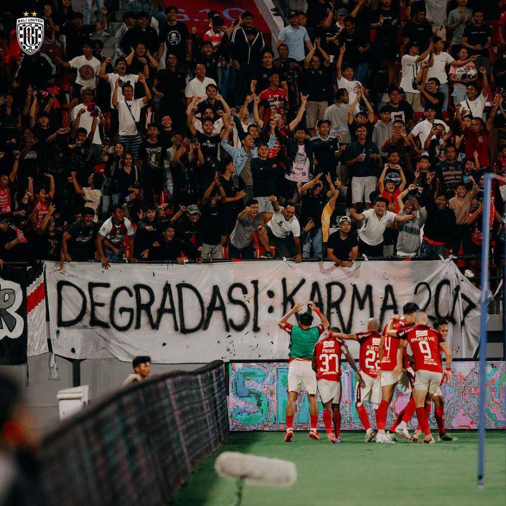 Spanduk Degradasi: Karma 2017 di tribun Utara. (Instagram.com/baliunitedfc)