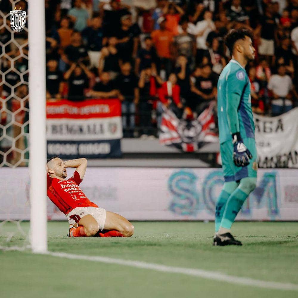 Ilija Spasojevic usai gagal mencetak gol ke gawang Bhayangkara Presisi Indonesia FC. (Instagram.com/baliunitedfc)