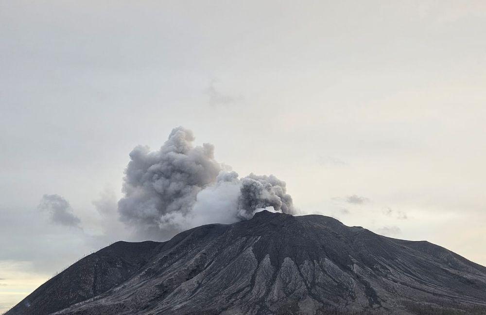 Helikopter Mulai Diterbangkan untuk Evakuasi Korban Sakit Gunung Ruang