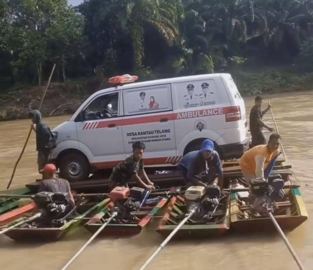 Viral Video Warga Kirim Ambulans Pakai Ketek ke Lokasi Banjir Muratara