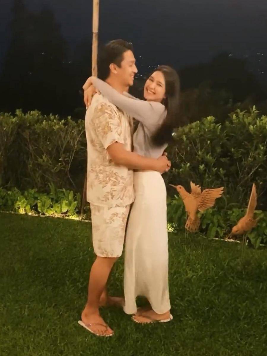 potret Deva Mahenra rayakan ulang tahun bersama Mikha Tambayong dan kerabat (instagram.com/devamahenra)