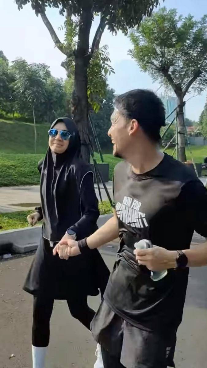 potret Dhini Aminarti dukung Dimas Seto di acara London Marathon (instagram.com/dimasseto)