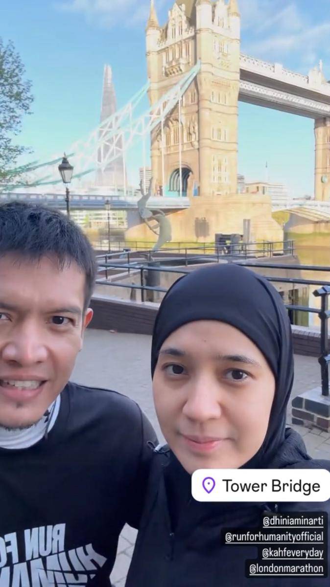potret Dhini Aminarti dukung Dimas Seto di acara London Marathon (instagram.com/dimasseto)