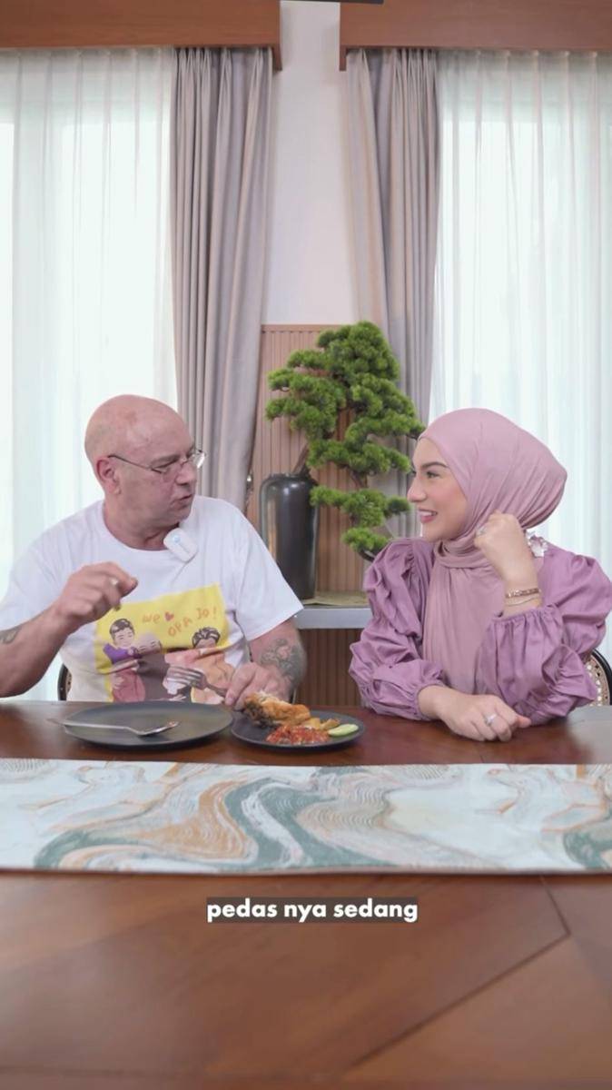 potret Irish Bella challenge makan makanan pedas bersama ayahnya (instagram.com/_irishbella_)