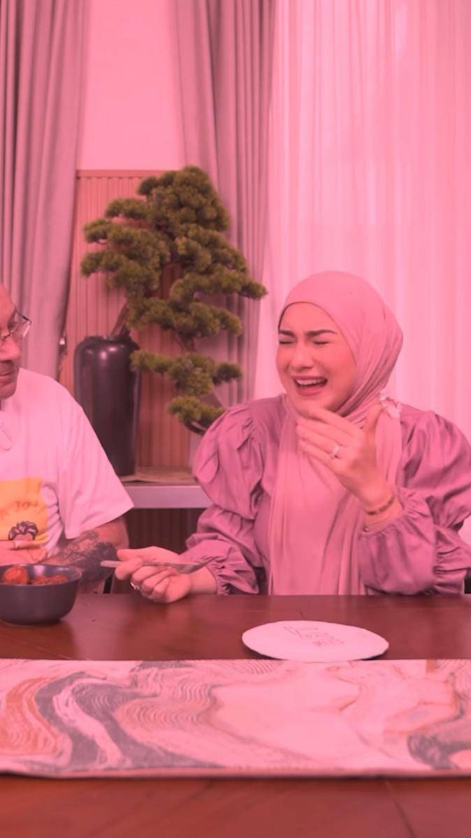 potret Irish Bella challenge makan makanan pedas bersama ayahnya (instagram.com/_irishbella_)