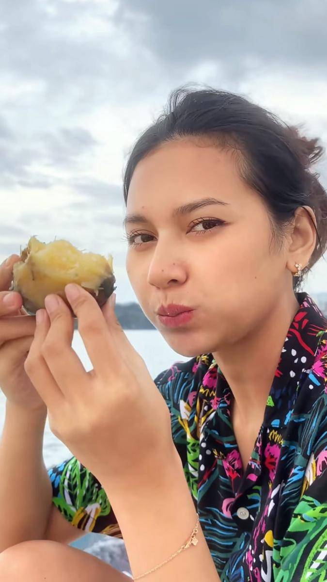 potret Indah Permatasari berpenampilan sederhana di kampung halaman Arie Kriting (instagram.com/indahpermatas)