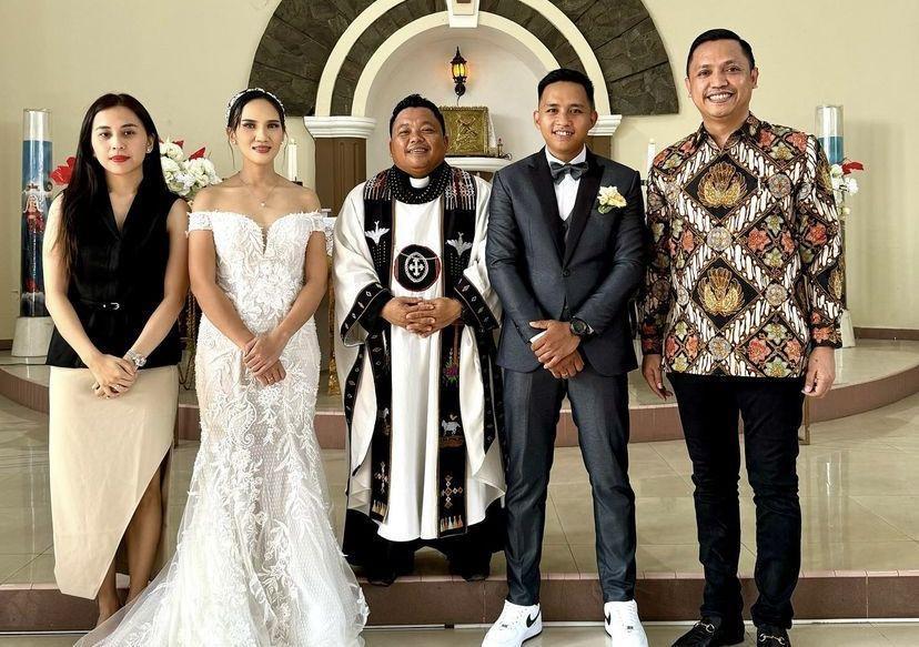 Sempat Tertunda, 8 Potret Pemberkatan Nikah Bharada E dan Ling Ling