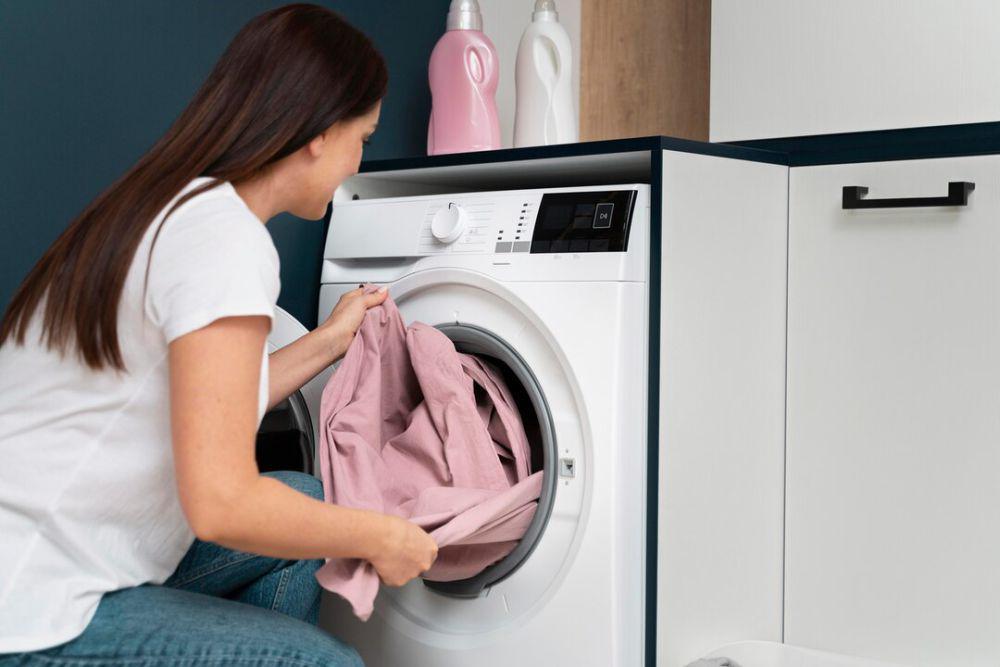 7 Kebiasaan Mencuci Baju yang Justru Merusak Serat Kain, Waspadai!