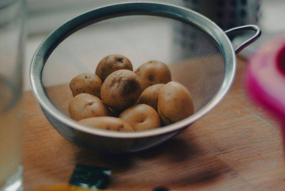bahan membuat semur kentang khas sikunir dieng (unsplash.com/Jaye Haych)
