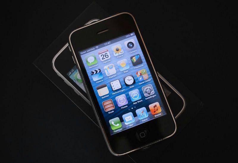 iPhone 3G (unsplash.com/Jonas Vandermeiren)