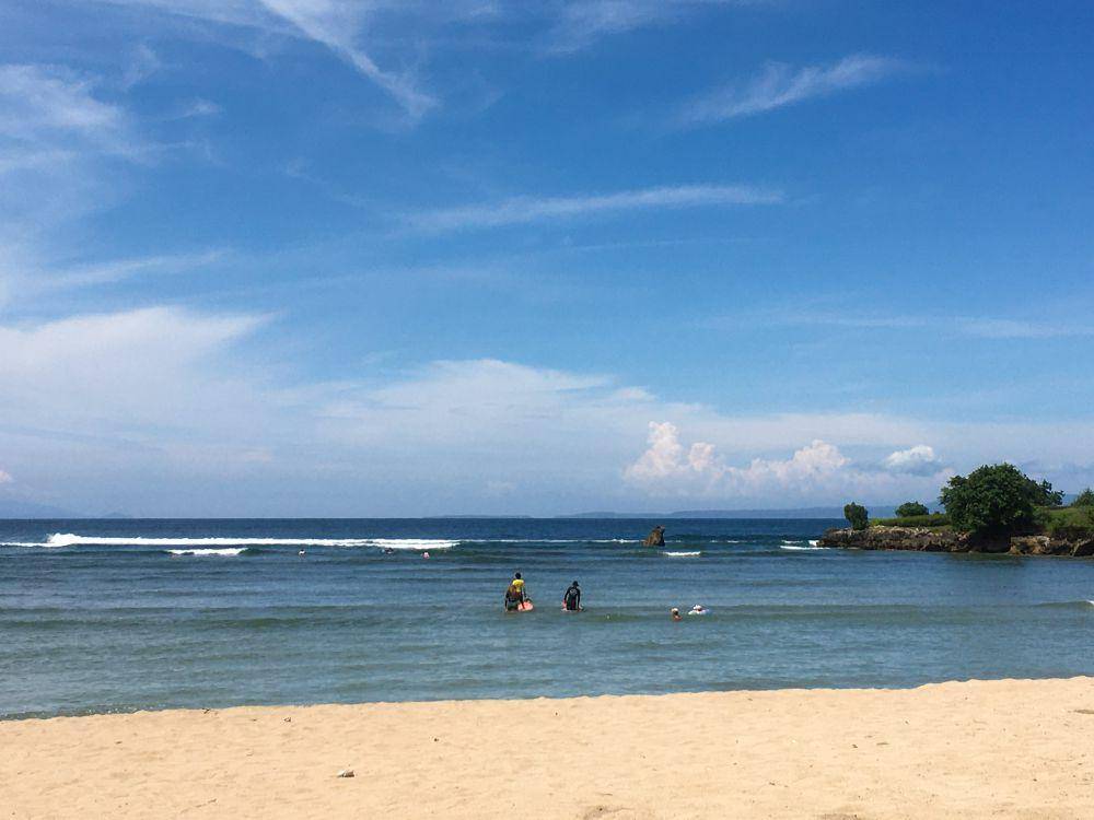 Sisi pantai yang bisa untuk berenang atau surfing (Dok.Pribadi/Natalia Indah)