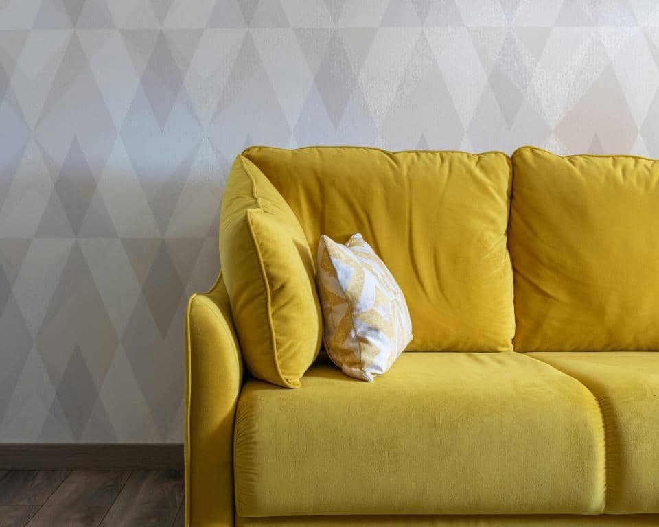 ilustrasi sofa warna kuning (pexels.com/Max Vakhtbovycn)