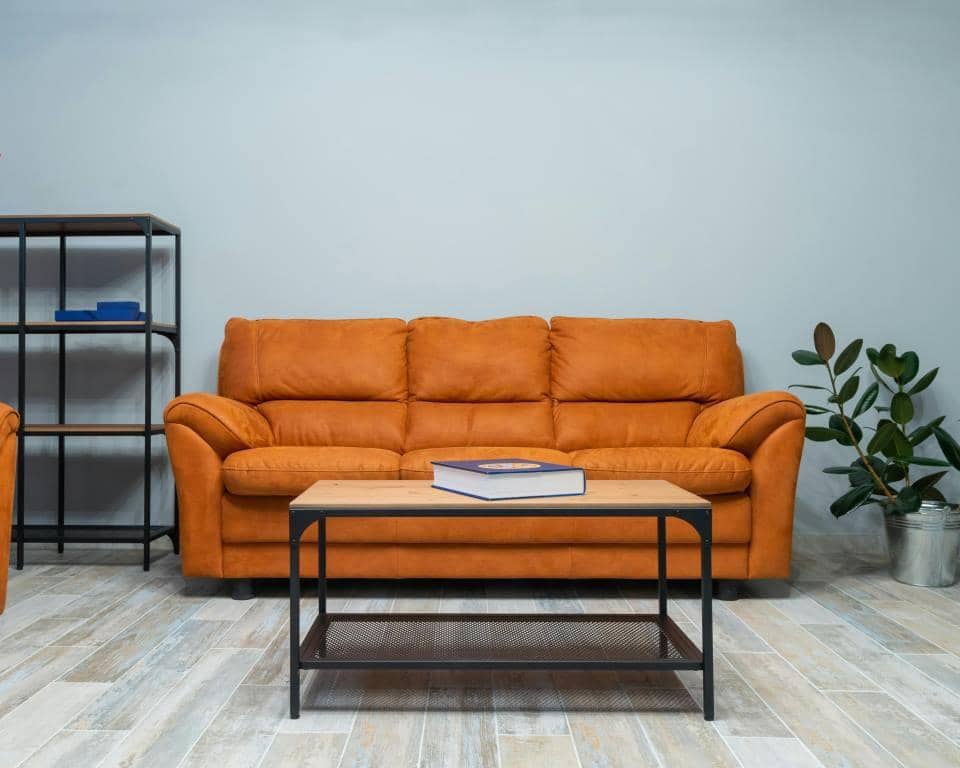 ilustrasi sofa warna orange gelap (pexels.com/Max Vakhtbovycn)