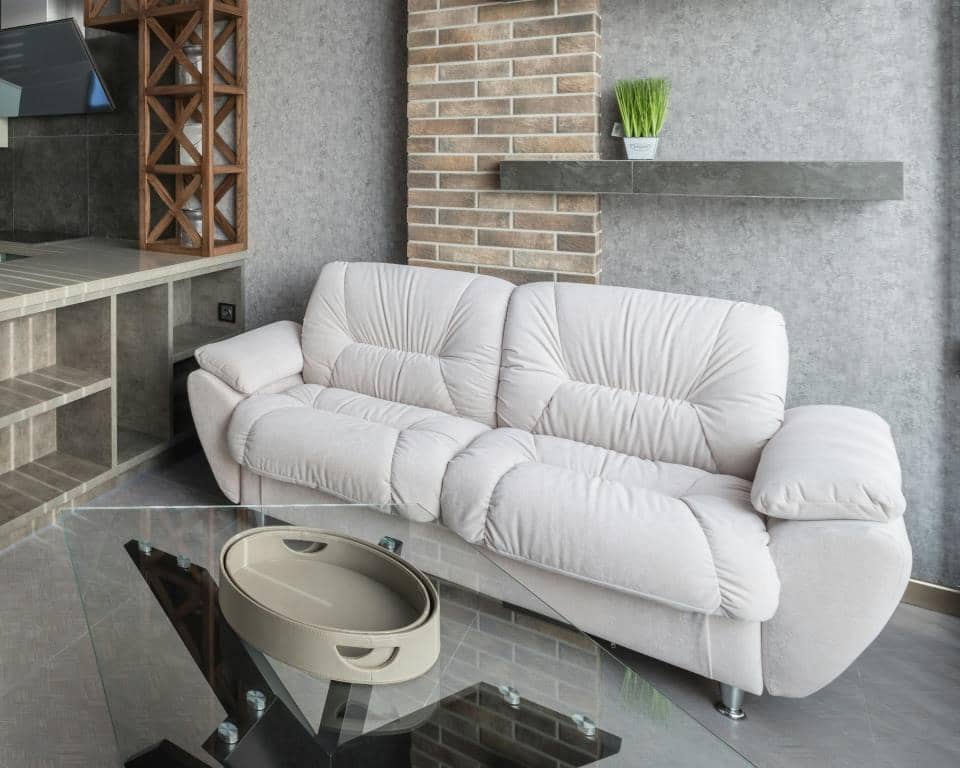 ilustrasi sofa warna putih (pexels.com/Max Vakhtbovycn)