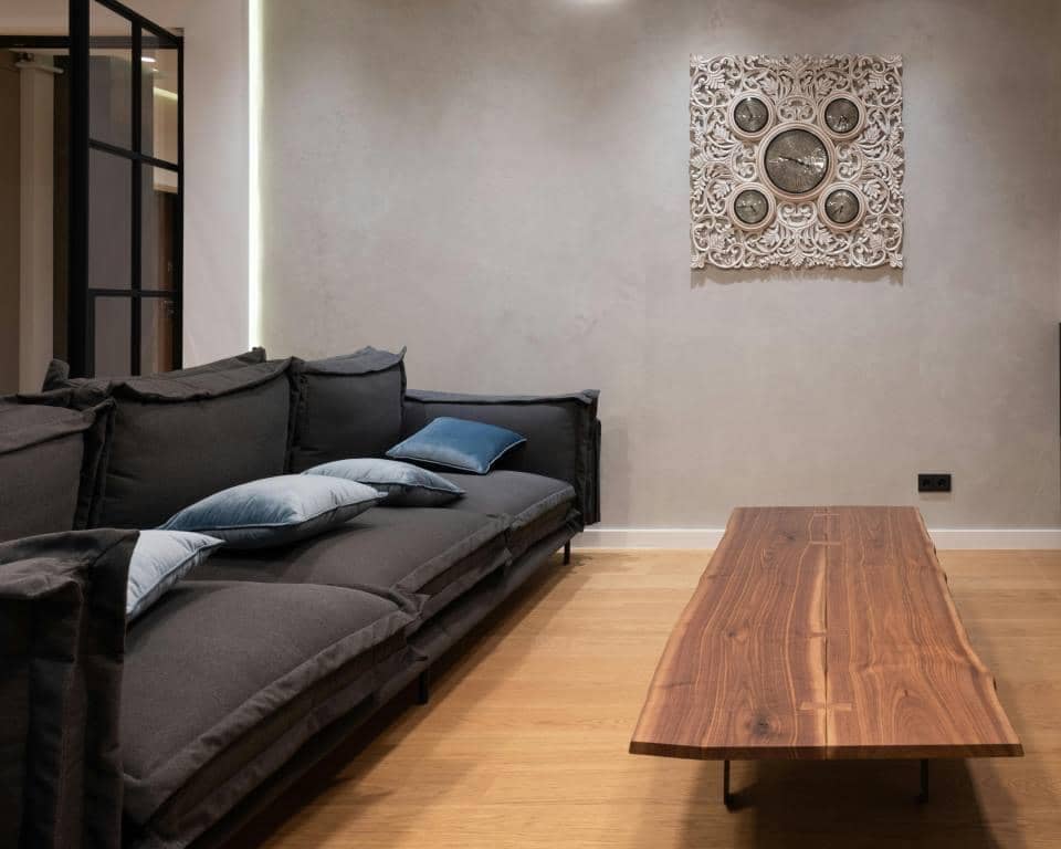 ilustrasi sofa warna abu-abu (pexels.com/Max Vakhtbovycn)