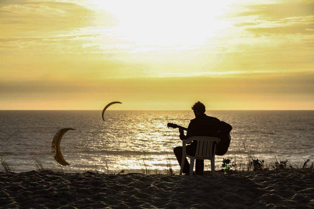 ilustrasi pria yang sedang sendiri (pexels.com/Volker Meyer)