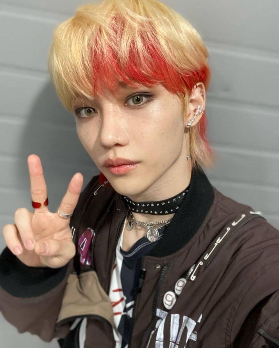 warna rambut blonde to tangerine oranye ala Felix Stray Kids (instagram.com/realstraykids)