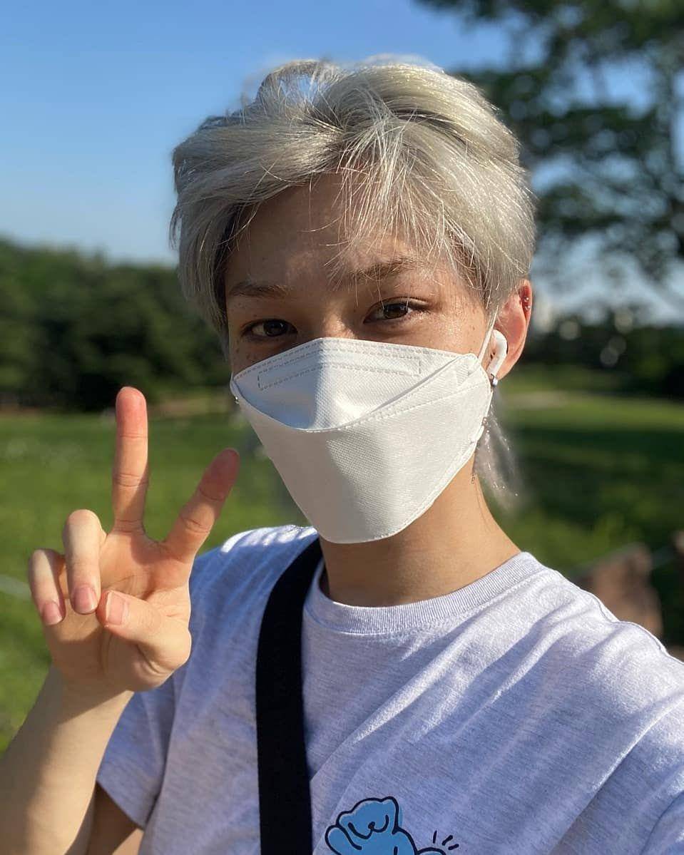 warna rambut icy blonde ala Felix Stray Kids (instagram.com/realstraykids)