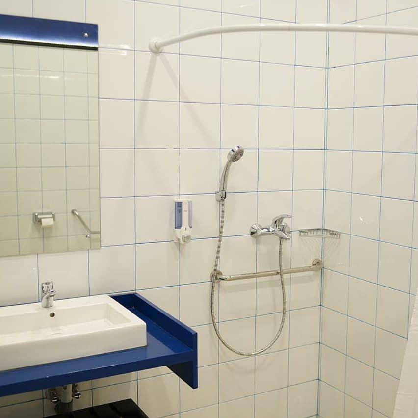 Kamar mandi Shower dan Locker di stasiun (instagram.com/keretaapikita)