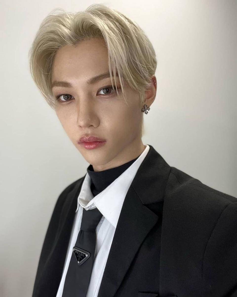warna rambut champagne blonde ala Felix Stray Kids (instagram.com/realstraykids)