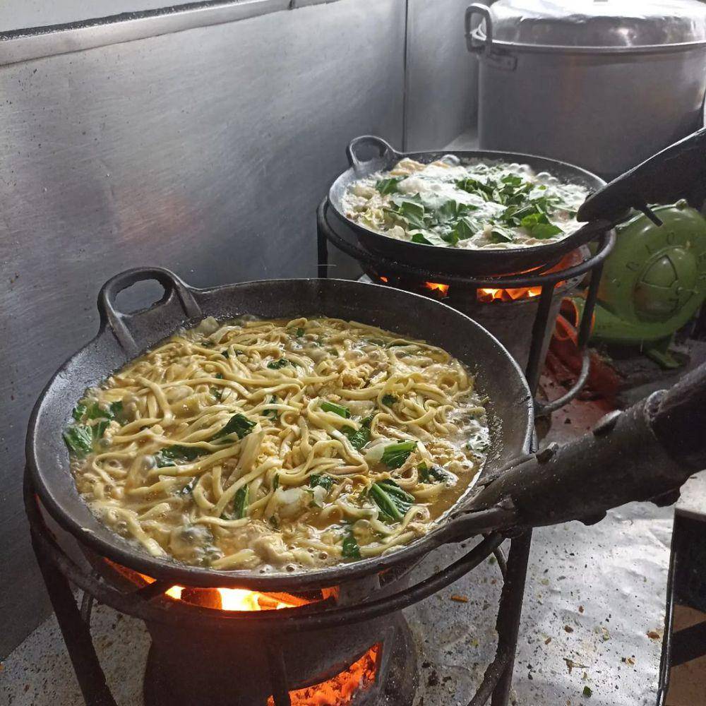 Proses memasak di Bakmi Nyemek menggunakan tungku dan anglo (Instagram.com/@bakmie_nyemek)