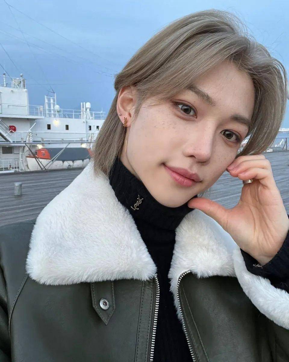 warna rambut light grey ala Felix Stray Kids (instagram.com/realstraykids)