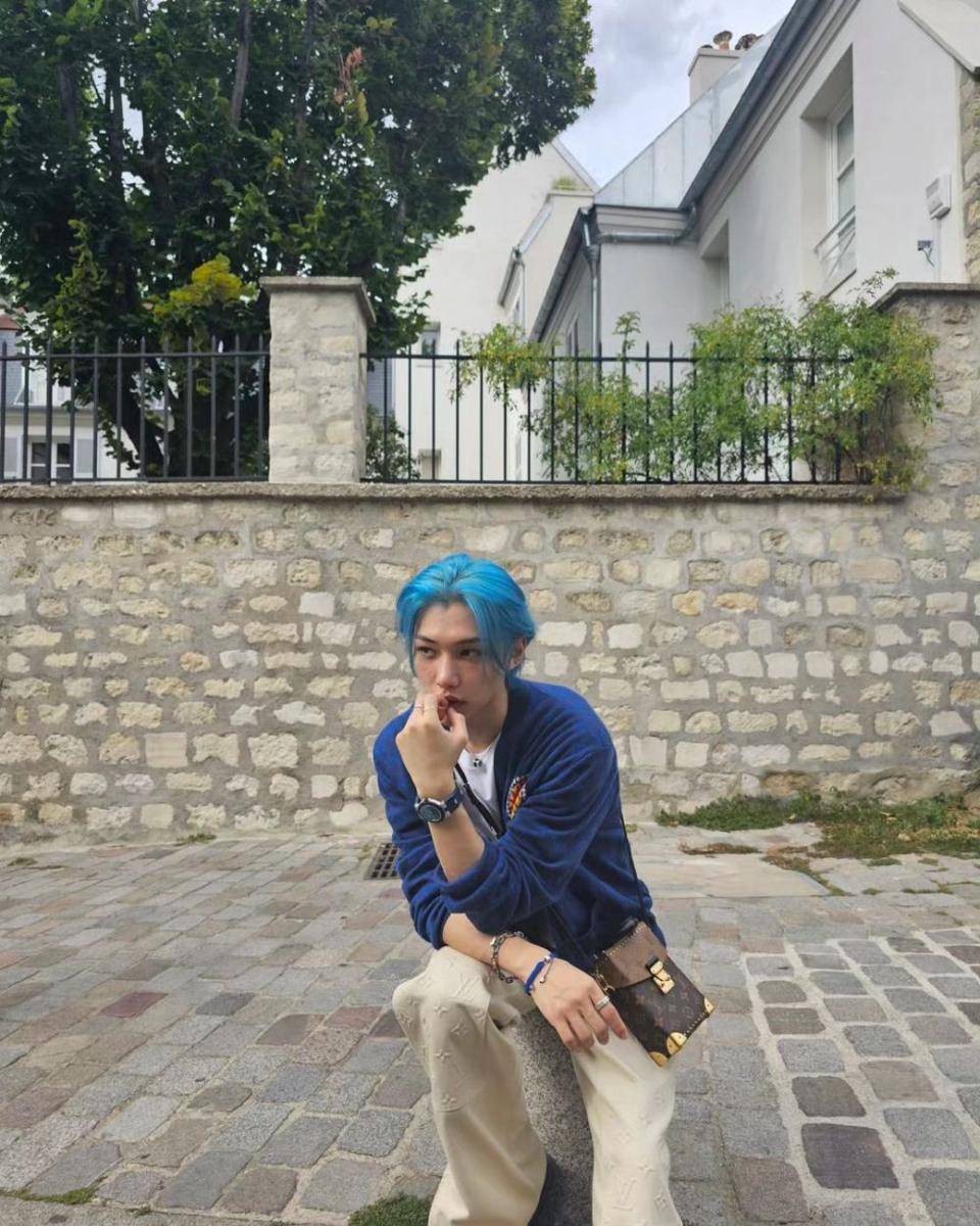 warna rambut electric pastel blue ala Felix Stray Kids (instagram.com/realstraykids)