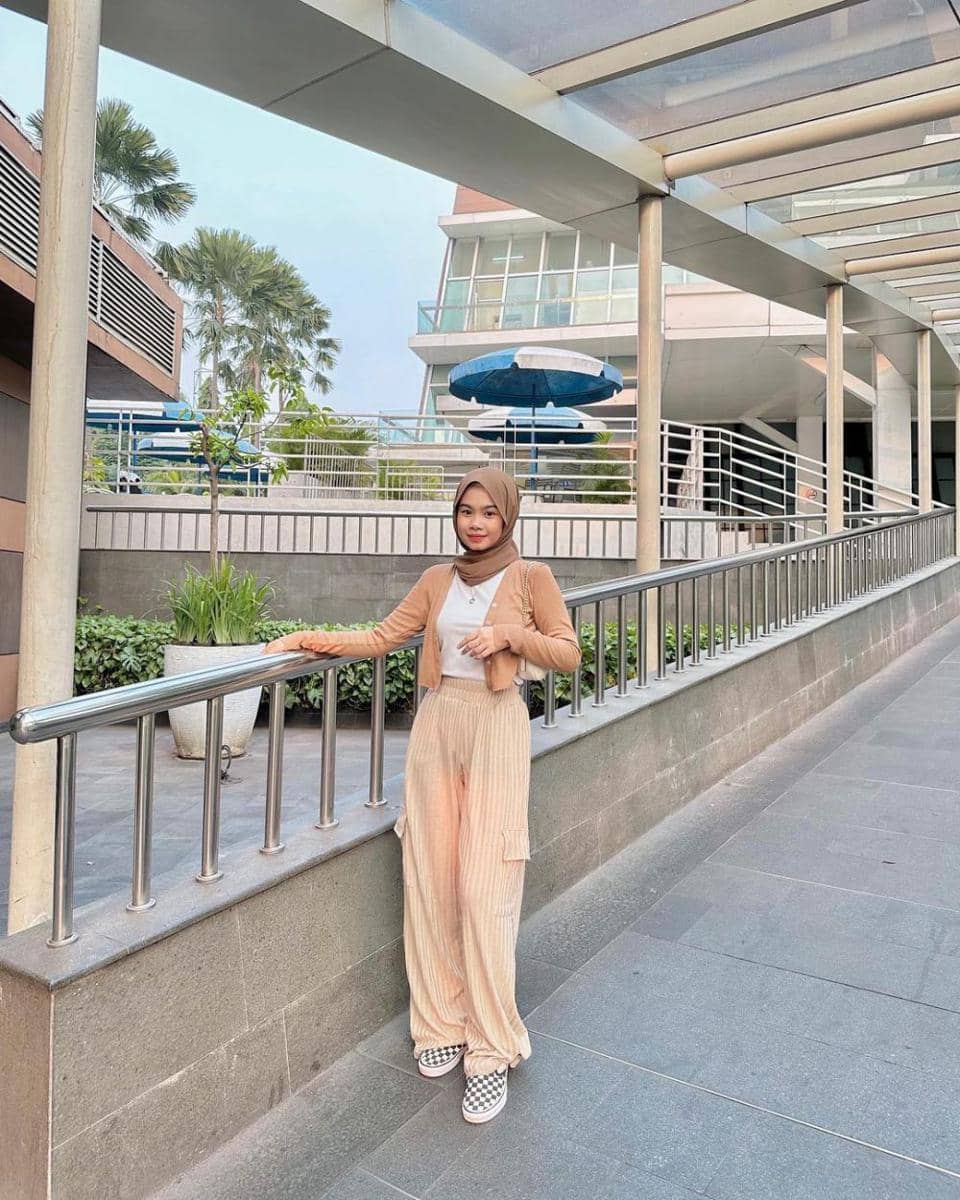 layering outfit ala Nola Clara (instagram.com/nolaclr.a)