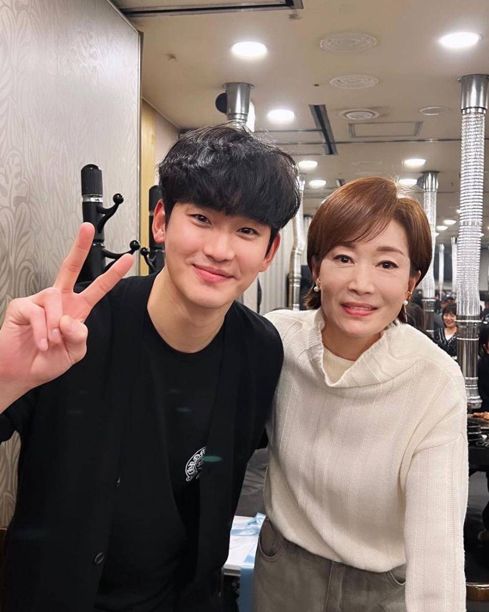 kebersamaan Kim Soo Hyun dan Na Young Hee di balik layar Queen of Tears (instagram.com/_nayounghee)