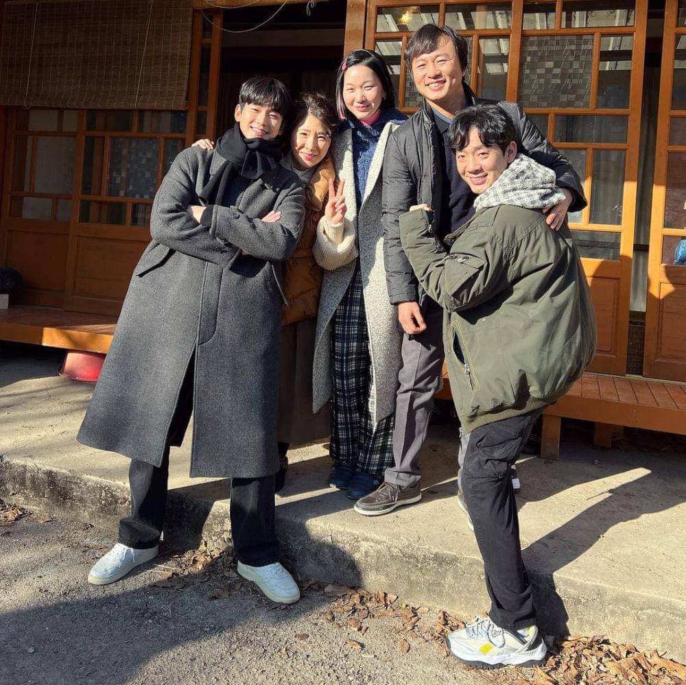 kebersamaan Kim Soo Hyun dan pemain Queen of Tears (instagram.com/yoonjujang)