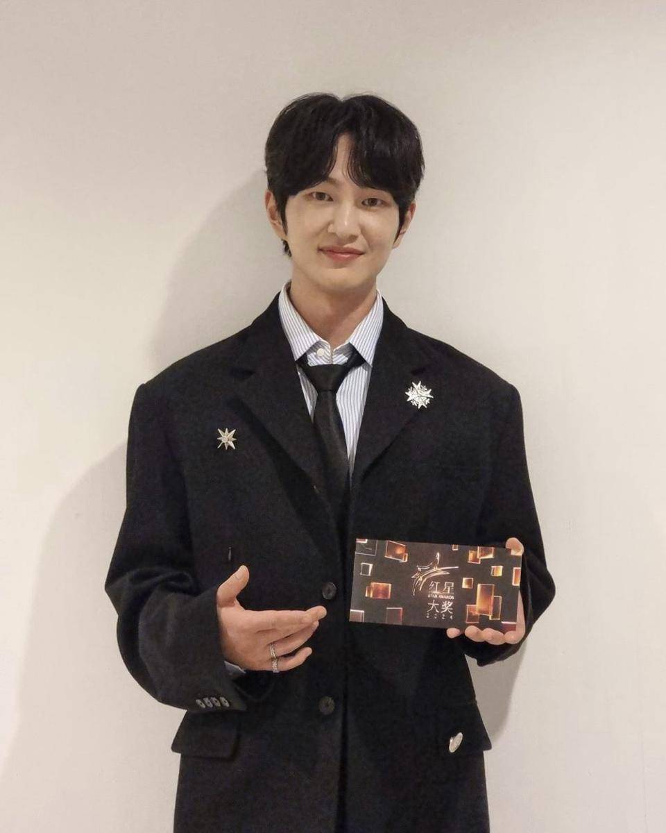 potret terbaru Onew SHINee setelah hiatus lama (twitter.com/griffinenter)