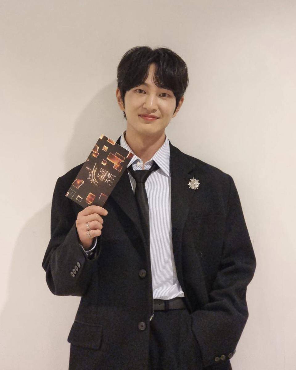 potret terbaru Onew SHINee setelah hiatus lama (twitter.com/griffinenter)