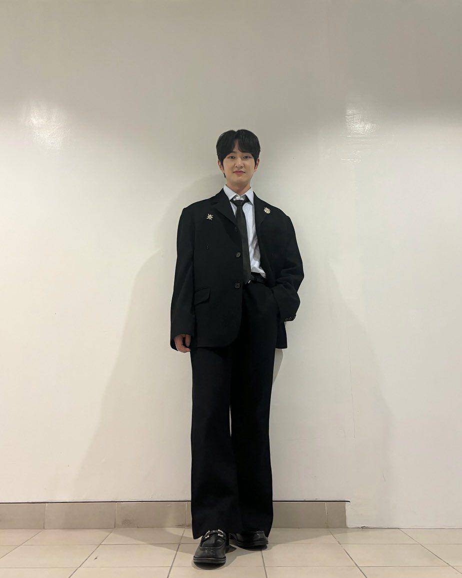 potret terbaru Onew SHINee setelah hiatus lama (twitter.com/griffinenter)