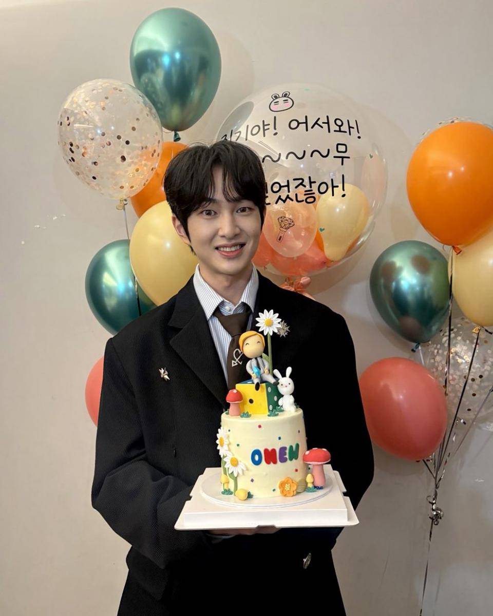 potret terbaru Onew SHINee setelah hiatus lama (twitter.com/griffinenter)