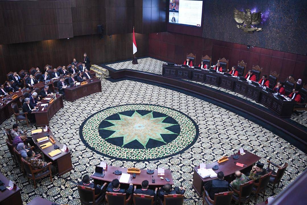 Suasana jalannya sidang putusan perselisihan hasil Pilpres 2024 di Gedung Mahkamah Konstitusi, Jakarta, Senin (22/4/2024).  (ANTARA FOTO/M Risyal Hidayat)