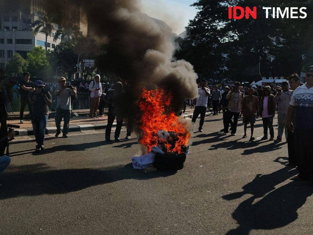 Massa 01 dan 03 Bakar Ban Depan Patung Kuda, Ancam Ulang Reformasi 98