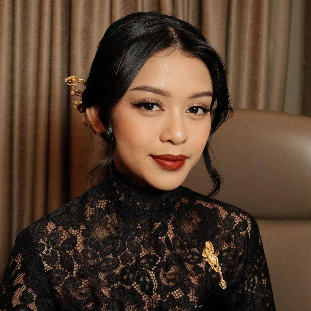 Busana dan makeup pernikahan Yasmeen (instagram.com/byraisaaf)