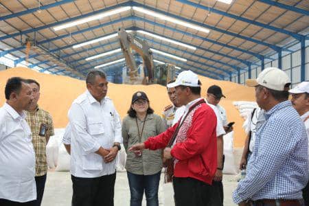 Menteri Pertanian Amran Sulaiman meninjau Gudang Jagung Polohumo, Kecamatan Dulupi, Kabupaten Boalemo, Provinsi Gorontalo, Minggu, 21 April 2024. (Dok. Kementan)