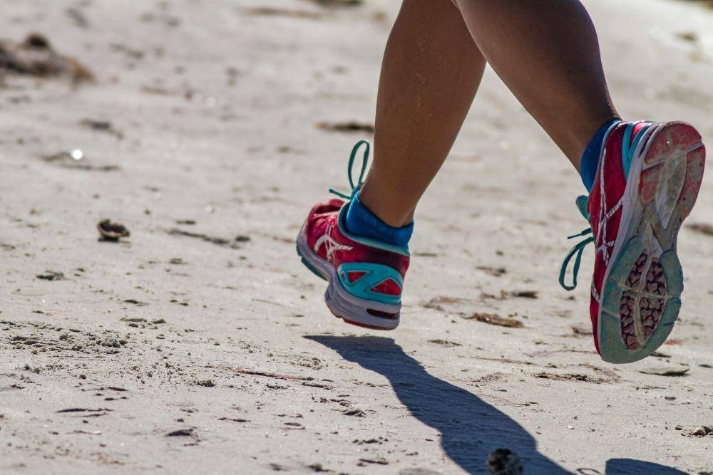 ilustrasi pelari menggunakan sepatu lari carbon plate (Unsplash.com/Dulcey Lima)