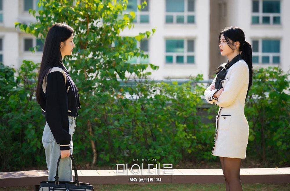 Cho Hye Joo dan Kim Yoo Jung di drama My Demon (instagram.com/sbsdrama.official)
